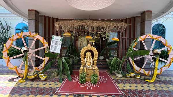 పచ్చని తోరణాలు.. చల్లని వాతావరణం.. ఔరా అనిపించే విందు భోజనాలు.. మైమరిచిన అతిథులు!