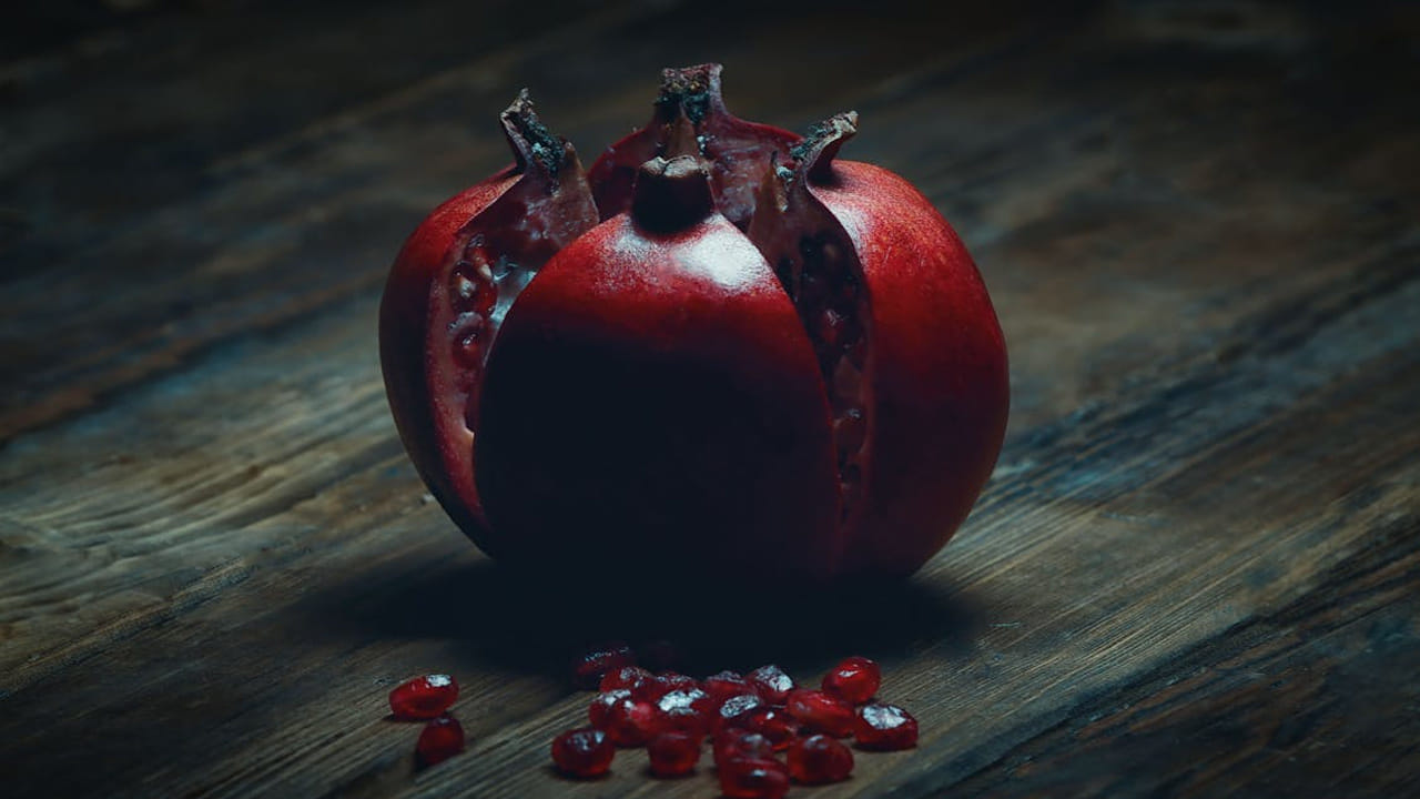 పండ్లు మన ఆరోగ్యానికి చాలా మేలు చేస్తాయి. ముఖ్యంగా ఎర్రటి గింజలు కలిగిన దానిమ్మలోని పోషకాలు ఎన్నో ఆరోగ్య ప్రయోజనాలను అందిస్తాయి. వీటిల్లో యాంటీఆక్సిడెంట్లు, విటమిన్లు, ఫైబర్, విటమిన్ సి, విటమిన్ కె, పొటాషియం వంటి పోషకాలు సమృద్ధిగా ఉంటాయి. ఇవి శరీర రోగనిరోధక శక్తిని బలోపేతం చేయడానికి, జీర్ణవ్యవస్థను ఆరోగ్యంగా ఉంచడానికి ఎంతగానో సహాయపడతాయి. ముఖ్యంగా ప్రతిరోజూ దానిమ్మపండు తినడం వల్ల అద్భుతమైన ఆరోగ్య ప్రయోజనాలు లభిస్తాయి. 