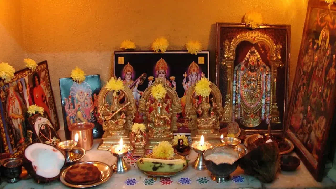 ప్రతి ఒక్కరి ఇంటిలో పూజ గది ఉండటం కామన్. రోజూ ఉదయం వేళల్లో సాయంత్రం వేళల్లో పూజ చేస్తుంటారు. అయితే మనం రోజూ పూజ చేసే పూజగదిలో ఎన్ని విగ్రహాలు ఉండాలో తెలుసా? ఇంటిలో పూజ గదిని చాలా పవిత్రంగా భావిస్తారు. ముఖ్యంగా ఇంటిలో ప్రతి రోజూ పూజ చేసి, దీపారాధన చేయడం వలన అదృష్టం కలిసి వస్తుందని చెబుతుంటారు. అందువలన పూజ గదిలో ఎప్పుడూ విరిగిన, పాడైన వస్తువులు ఉంచకూడదంట.