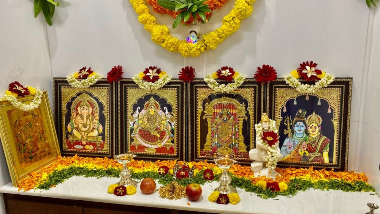 పూజస్థలం స్వచ్ఛతకు గుర్తు. ఇది ఎంత అందంగా  అలంరించి ఉంటే, ఇంటిలో అంత సానుకూలత ఉంటుంది. పూజ గది గంధరగోళంగా ఉంటే, ఇంటిలోని వారందరూ చాలా గందరగోళానికి గురి అవుతుంటారు. అయితే వాస్తు శాస్త్రం ప్రకారం, ఇప్పుడు మనం ఇంటిలో పూజ గదిలో ఎన్ని విగ్రహాలు ఉండటం శుభప్రదమో చూద్దాం.