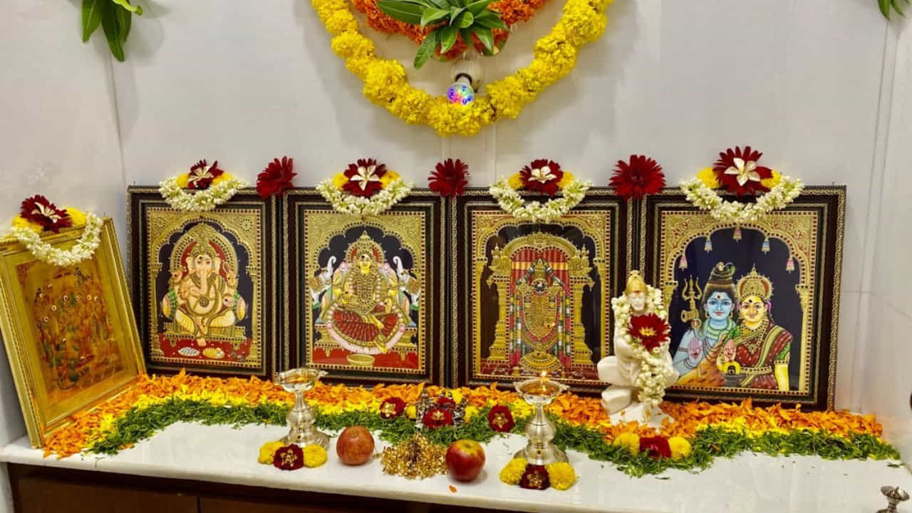 పూజస్థలం స్వచ్ఛతకు గుర్తు. ఇది ఎంత అందంగా అలంరించి ఉంటే, ఇంటిలో అంత సానుకూలత ఉంటుంది. పూజ గది గంధరగోళంగా ఉంటే, ఇంటిలోని వారందరూ చాలా గందరగోళానికి గురి అవుతుంటారు. అయితే వాస్తు శాస్త్రం ప్రకారం, ఇప్పుడు మనం ఇంటిలో పూజ గదిలో ఎన్ని విగ్రహాలు ఉండటం శుభప్రదమో చూద్దాం.