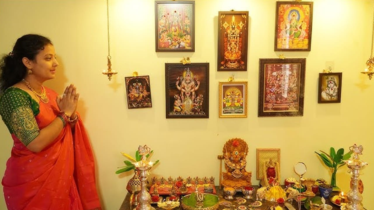 వాస్తు శాస్తరం ప్రకారం, ఇంటి పూజగదిలో ఎక్కువగా దేవతల విగ్రహాలు ఉంచడం మంచిదికాదు. పరిమిత సంఖ్యలో విగ్రహాలు ఉండటం వలన మానసిక ఏకాగ్రత పెరగడమే కాకుండా, ఆర్థికంగా, ఆరోగ్యపరంగా, అన్ని విధాలుగా కలిసి వస్తుందంట. ముఖ్యంగా పరిమిత సంఖ్యలో దేవతామూర్తుల ఫొటోలు ఇంటిలో సానుకూల శక్తిని పెంచుతాయి.