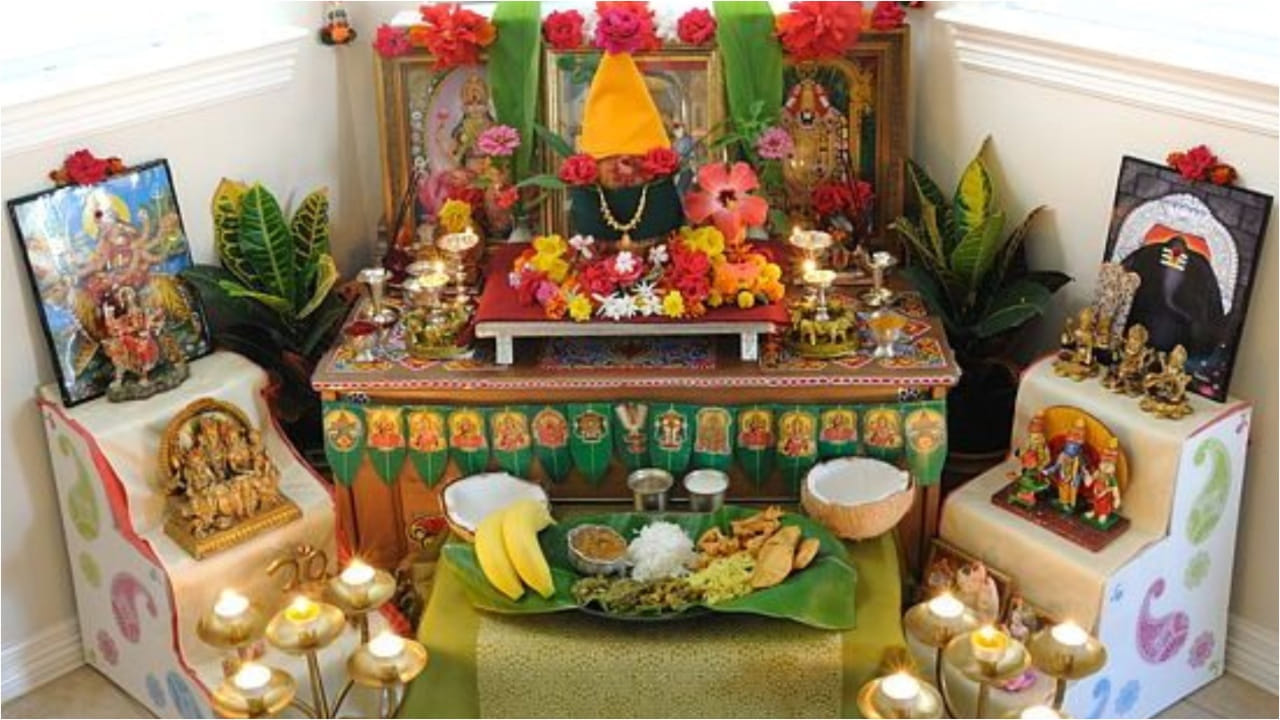 ముఖ్యంగా, నటరాజ స్వామి, శని, లేదా రాహు కేతువుల ఉగ్ర లేదా ఉగ్ర రూపాలను వర్ణించే విగ్రహాలను , అలాగే కాళీదేవి లేదా కాలభైరవుని ఉగ్ర రూపాన్ని వర్ణించే విగ్రహాలను, ఇంటి గుడిలో ఉంచకూడదు. అటువంటి విగ్రహాలు తీవ్రమైన శక్తికి,తపస్సుకు చిహ్నాలుగా పరిగణించబడతాయి. ఫలితంగా, వాటిని ఇంటి పూజగదిలో ఉంచుకోవడం వలన సమస్యలు తలెత్తే ఛాన్స్ ఉన్నదంట. నోట్ : ఈ వార్తలలో ఇవ్వబడిన సమాచారం మత విశ్వాసాలపై ఆధారపడి ఉంది. పాఠకుల ఆసక్తి మేరకు.. పలువురు పండితుల సూచనలు, వారి తెలిపిన అంశాల ఆధారంగా అందించినవి మాత్రమే.. వీటిలో ఎలాంటి శాస్త్రీయ ఆధారాలు లేవని పాఠకులు గమనించాలి. టీవీ9 తెలుగు దీనిని ధృవీకరించలేదు