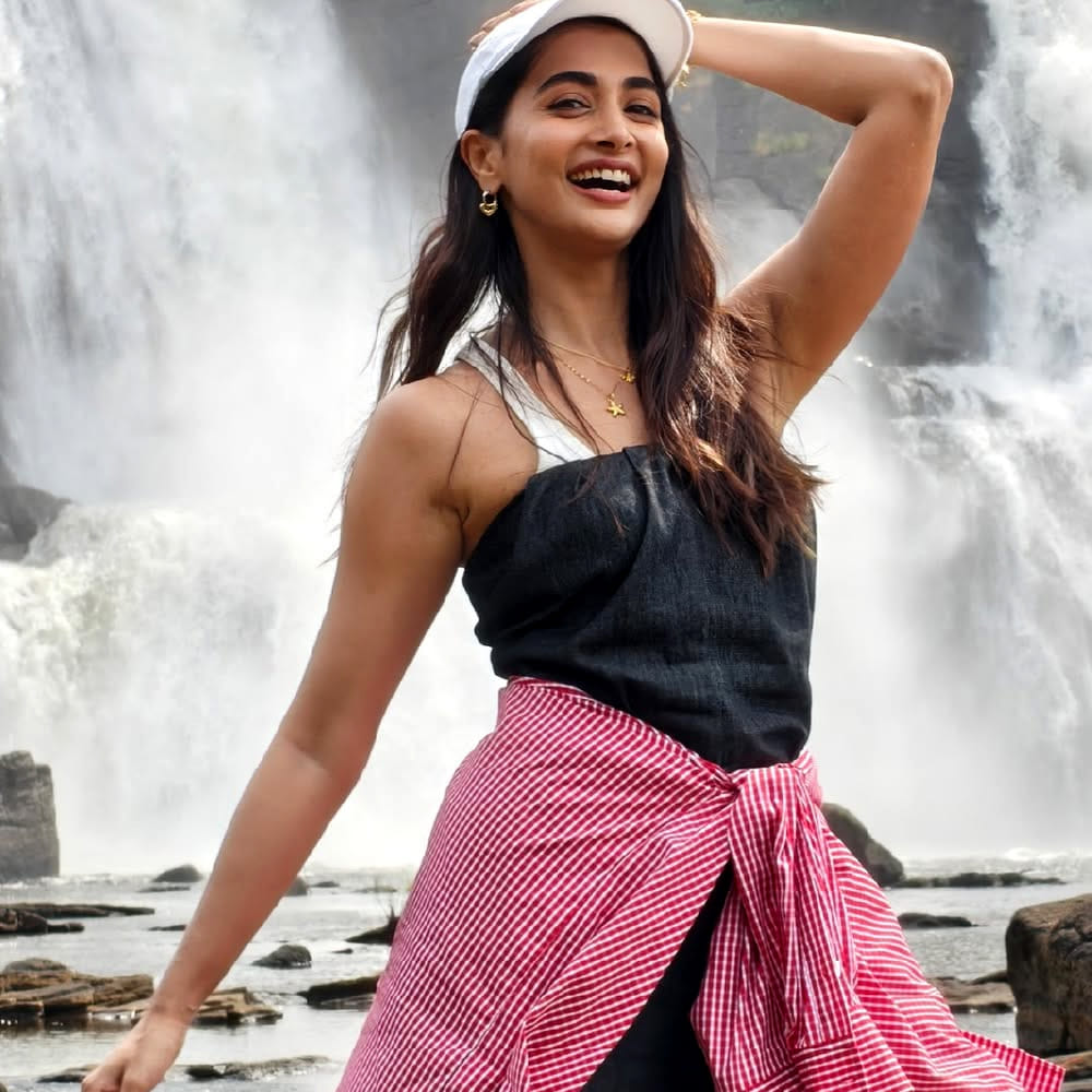 దాంతో ఇప్పుడు కాంచన 4 ఎలా ఉండబోతుందని ప్రేక్షకులు ఈగర్ గా ఎదురుచూస్తున్నారు. ఇదిలా ఉంటే ఇప్పుడు కాంచన 4లో ఓ స్టార్ హీరోయిన్ నటిస్తుందని తెలుస్తుంది. ఆమె మరెవరో కాదు క్రేజీ బ్యూటీ పూజా హెగ్డే. కాంచన 4లో పూజాహెగ్డే హీరోయిన్ గా నటిస్తుందని తెలుస్తుంది. అంతే కాదు ఈ సినిమాలో ఆమె దెయ్యంగా భయపెట్టనుందని అంటున్నారు.  