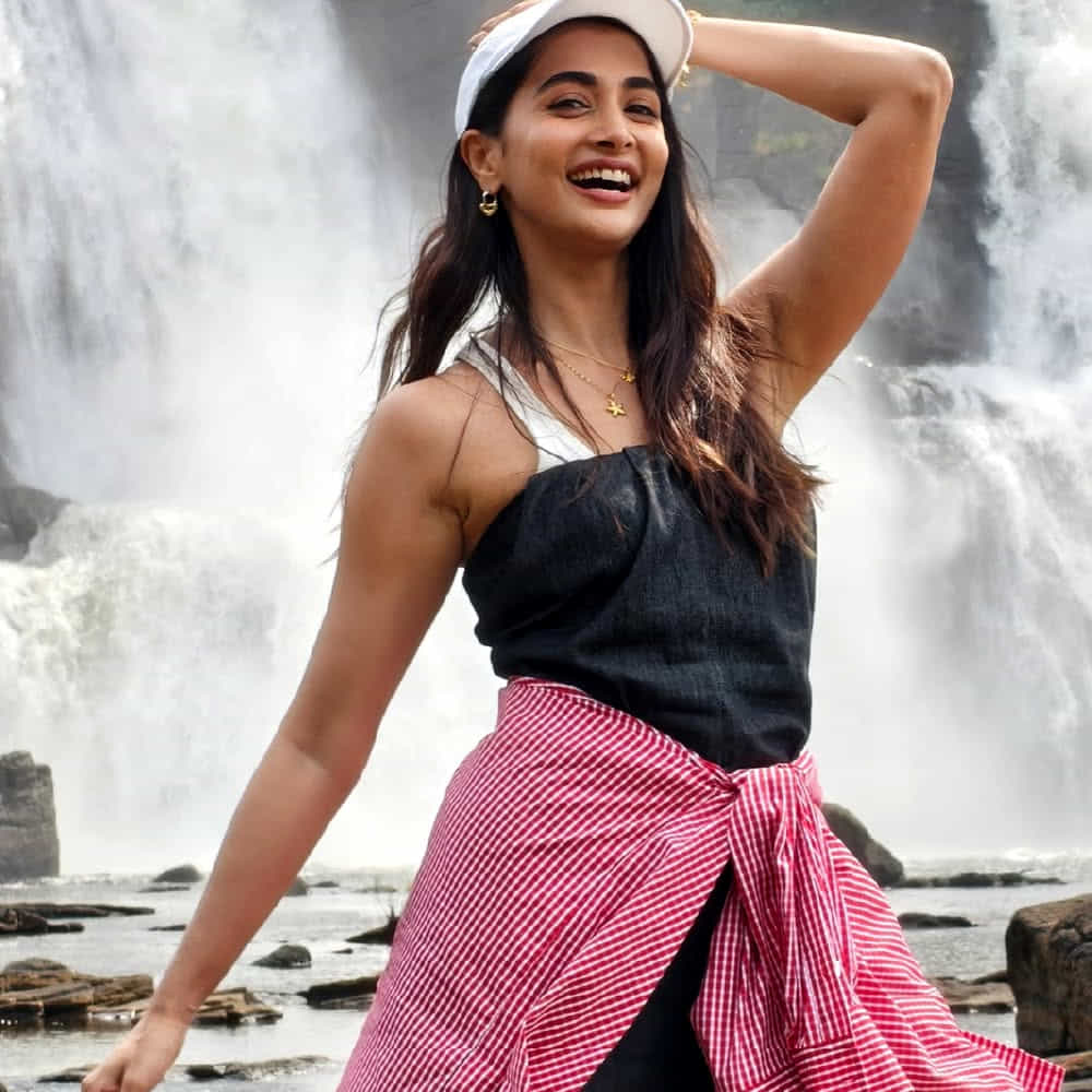 దాంతో ఇప్పుడు కాంచన 4 ఎలా ఉండబోతుందని ప్రేక్షకులు ఈగర్ గా ఎదురుచూస్తున్నారు. ఇదిలా ఉంటే ఇప్పుడు కాంచన 4లో ఓ స్టార్ హీరోయిన్ నటిస్తుందని తెలుస్తుంది. ఆమె మరెవరో కాదు క్రేజీ బ్యూటీ పూజా హెగ్డే. కాంచన 4లో పూజాహెగ్డే హీరోయిన్ గా నటిస్తుందని తెలుస్తుంది. అంతే కాదు ఈ సినిమాలో ఆమె దెయ్యంగా భయపెట్టనుందని అంటున్నారు.