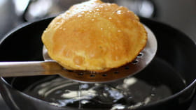 నూనె‌లో కాదు.. అక్కడ పూరీలను నీటిలో వేయిస్తారు.. నమ్మండి ఇది నిజం