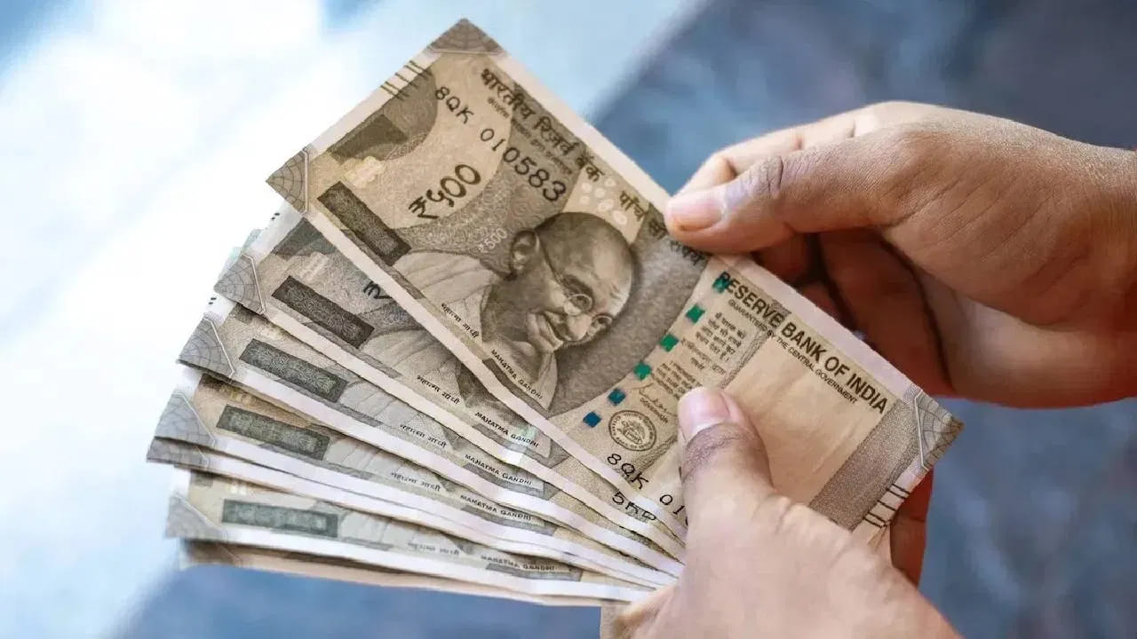 సాధారణంగా మనం బ్యాంకు డిపాజిట్ పథకాల గురించి ఆలోచించినప్పుడు మనకు మొదటగా గుర్తుకువచ్చేది ఫిక్స్డ్ డిపాజిట్ పథకాలే. ప్రస్తుతం, బ్యాంకులు ఫిక్స్డ్ డిపాజిట్ పథకాలపై చాలా మంచి వడ్డీ రేట్లను అందిస్తున్నాయి. అదేవిధంగా సాధారణ ప్రజలతో పోలిస్తే సీనియర్ సిటిజన్ల కోసం ఉద్దేశించిన ఫిక్స్డ్ డిపాజిట్ పథకాలపై వడ్డీ రేట్లు ఎక్కువగా ఉంటాయి. మీరు కోరుకుంటే మీ కుటుంబంలోని వృద్ధుల పేరు మీద కూడా ఫిక్స్డ్ డిపాజిట్ చేయవచ్చు.