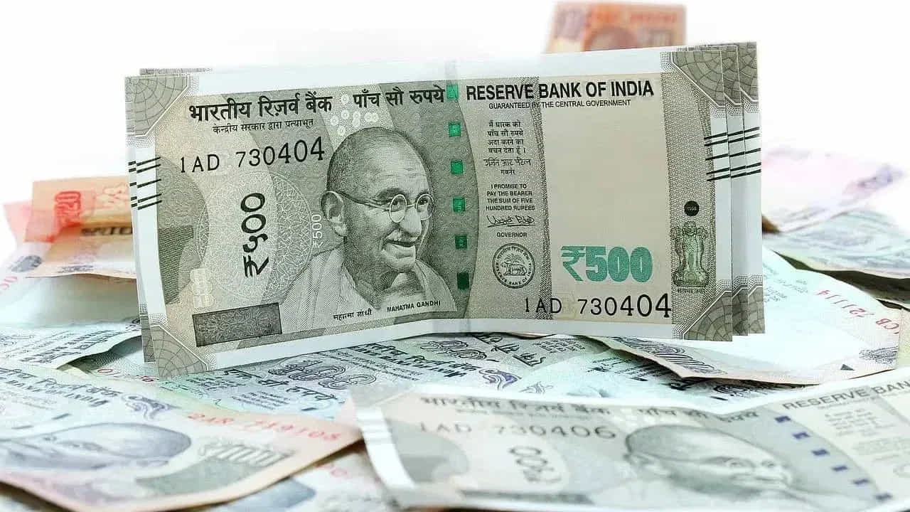 ఆ విధంగా మీరు పోస్ట్ ఆఫీసులో 1 నుండి 5 సంవత్సరాల కాలపరిమితికి ఎఫ్డీ ఖాతాను తెరవవచ్చు. వీటిని టైమ్ డిపాజిట్లు అని కూడా అంటారు. బ్యాంకు ఫిక్స్డ్ డిపాజిట్ల మాదిరిగానే టీడీలు కూడా ఒక నిర్దిష్ట కాలానికి హామీతో కూడిన స్థిర ఆదాయాన్ని అందిస్తాయి. పోస్ట్ ఆఫీసు తన వినియోగదారులకు 1 సంవత్సరం, 2 సంవత్సరాలు, 3 సంవత్సరాలు, 5 సంవత్సరాల కాలపరిమితితో టీడీ ఖాతాలను తెరిచే అవకాశాన్ని అందిస్తుంది. పోస్ట్ ఆఫీసు 1-సంవత్సరం టీడీలకు 6.9 శాతం, 2-సంవత్సరాల టీడీలకు 7.0 శాతం, 3-సంవత్సరాల టీడీలకు 7.1 శాతం, 5 సంవత్సరాల టీడీలకు 7.5 శాతం వడ్డీ రేట్లను అందిస్తుంది. పోస్ట్ ఆఫీసు టీడీ ఖాతాలో కనీస డిపాజిట్ రూ.1,000. దీనికి గరిష్ట పరిమితి లేదు.