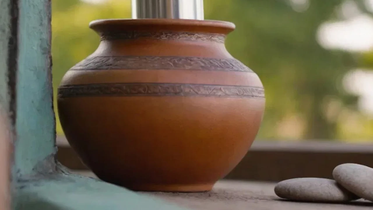 అయితే, అలా చేయడం కంటే జ్యోతిష్య శాస్త్రం ప్రకారం కొత్త మట్టి కుండని కొని దానిలో ఉగాది పచ్చడి  చేసుకుని తింటే అనారోగ్య సమస్యలతో పాటు ఇప్పటి వరకు మిమ్మల్ని వేధిస్తున్ననర దిష్టి, నర ఘోష ఇలాంటివి అన్ని మాయమవుతయని జ్యోతిష్య నిపుణులు చెబుతున్నారు. 