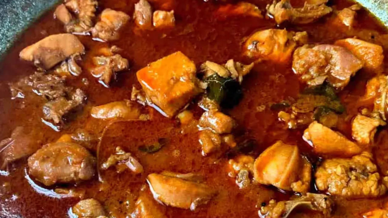 తయారీ విధానం : తలకాయ కూరను ఒక బౌల్‌లోకి తీసుకొని, అందులో కొన్ని వాటర్, నిమ్మరసం, పసుపు వేసి శుభ్రం చేసుకోవాలి. నీరు మొత్తం పోయిన తర్వాత, అందులో కారం, ఉప్పు, పసుపు, అల్లం వెల్లుల్లి పేస్ట్, కొంచెం నూనె వేసి , మంచిగా కలిపి పక్కన పెట్టుకోవాలి.