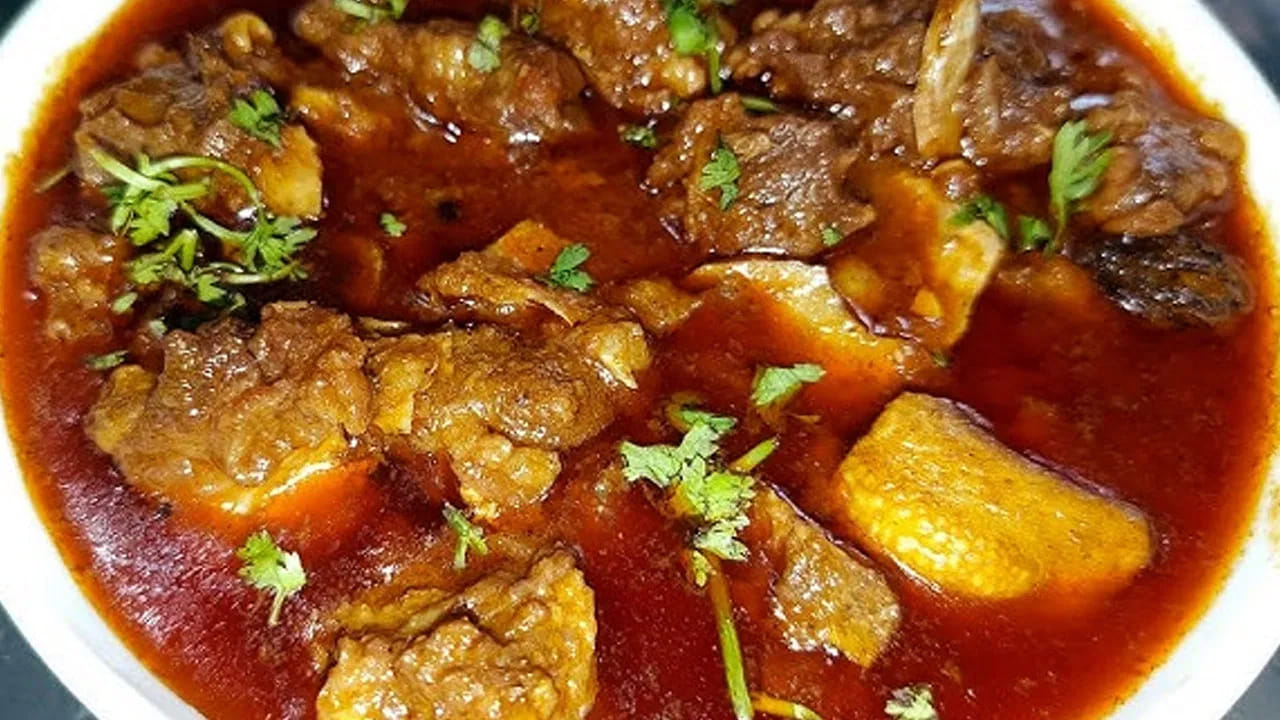 ఇప్పుడు స్టవ్ ఆన్ చేసి, పాన్ పెట్టి , అందులో కొంచెం నూనె వేసి నూనె కాలేలా చూసుకోవాలి. తర్వాత అందులో నాలుగు లవంగాలు, ఆనియన్స్, పచ్చి మిర్చి వేసి బంగారు రంగు వచ్చే వరకు వేయించుకోవాలి. తర్వాత అందులో అల్లం వెల్లులి పేస్ట్ వేసి పచ్చి వాసన పోయే వరకు వేయించుకోవాలి.