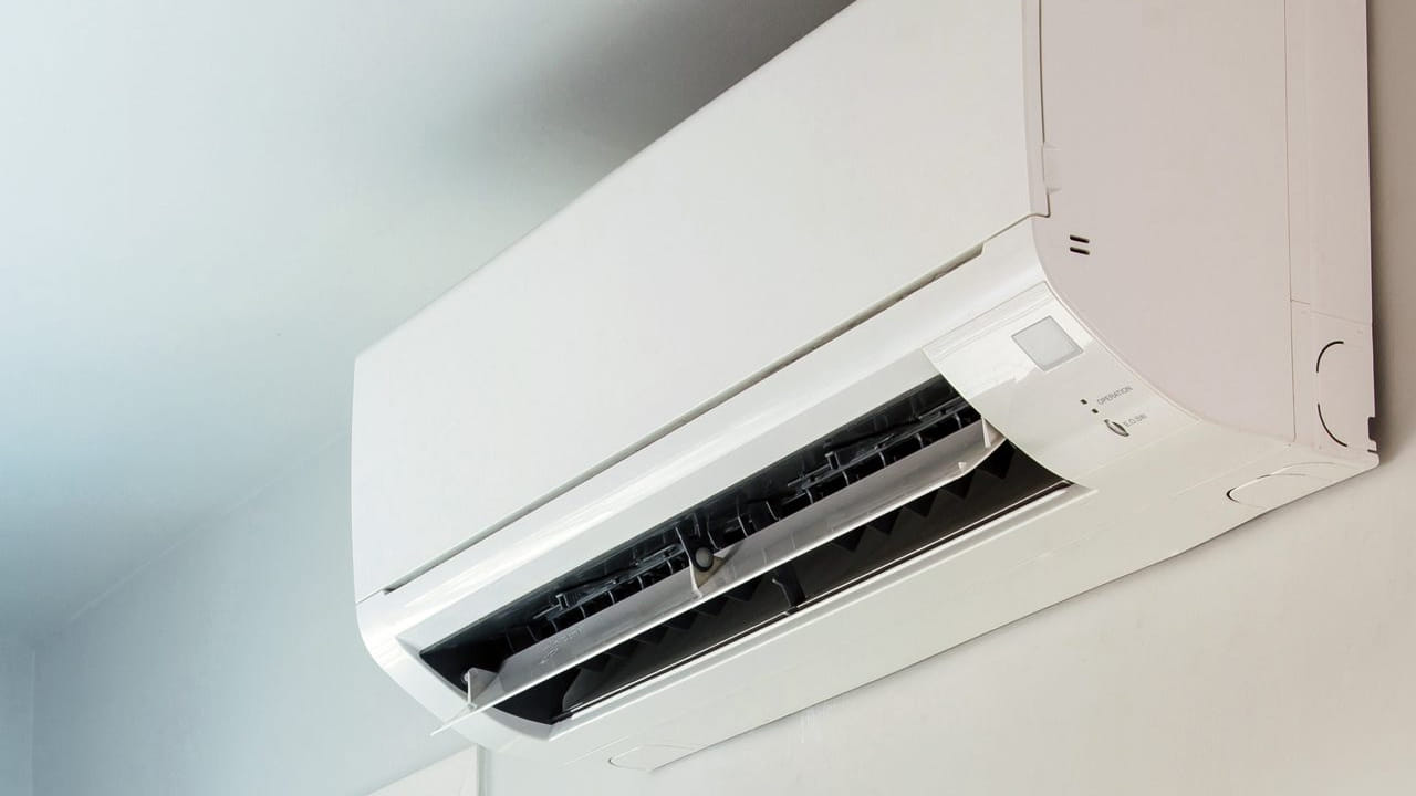 ఎండాకాలం రావడంతో విద్యుత్ వినియోగం ప్రతీ ఇంట్లో సాధారణంగా పెరుగుతూ ఉంటుంది. వేడి నుంచి తట్టుకునేందుకు ఇంట్లో కూలర్లు, ఏసీలు,  ఫ్యాన్లు ఎక్కువగా వాడుతూ ఉంటారు. 24 గంటలు ఆన్ చేసే ఉంచుతారు. దీంతో కరెంట్ బిల్లు వేసవికాలంలో ఎక్కువగా వస్తూ ఉంటుంది. అయితే సమ్మర్‌లో కొన్ని చిట్కాల వల్ల కరెంట్ బిల్లు తగ్గించుకోవచ్చు. అవేంటి అనేది ఇందులో చూద్దాం