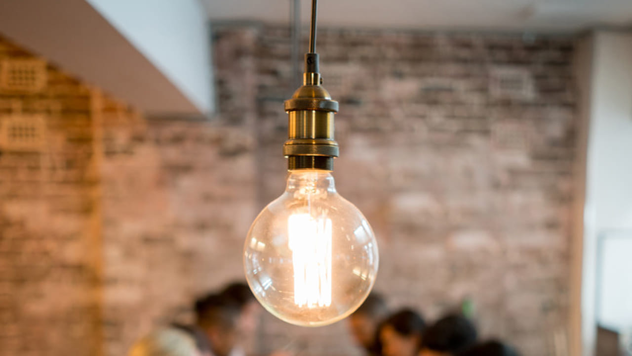 ఇక ఏదైనా ఎలక్ట్రానిక్ పరికరం వాడినప్పుడు అవసరం లేనప్పుడు అన్ ప్లగ్ చేయండి. ప్లగ్‌లో ఉంచడం వల్ల విద్యుత్ ఖర్చవుతుంది. దీంతో పని పూర్తయ్యాక తప్పనిసరిగా అన్ ప్లగ్ చేయడం మర్చిపోవద్దు. ఇక ఉదయం కిటికీలు తెరవడం వల్ల ఎండ ఇంట్లో పడితే ఫ్యాన్ల వినియోగం తగ్గుతుంది.