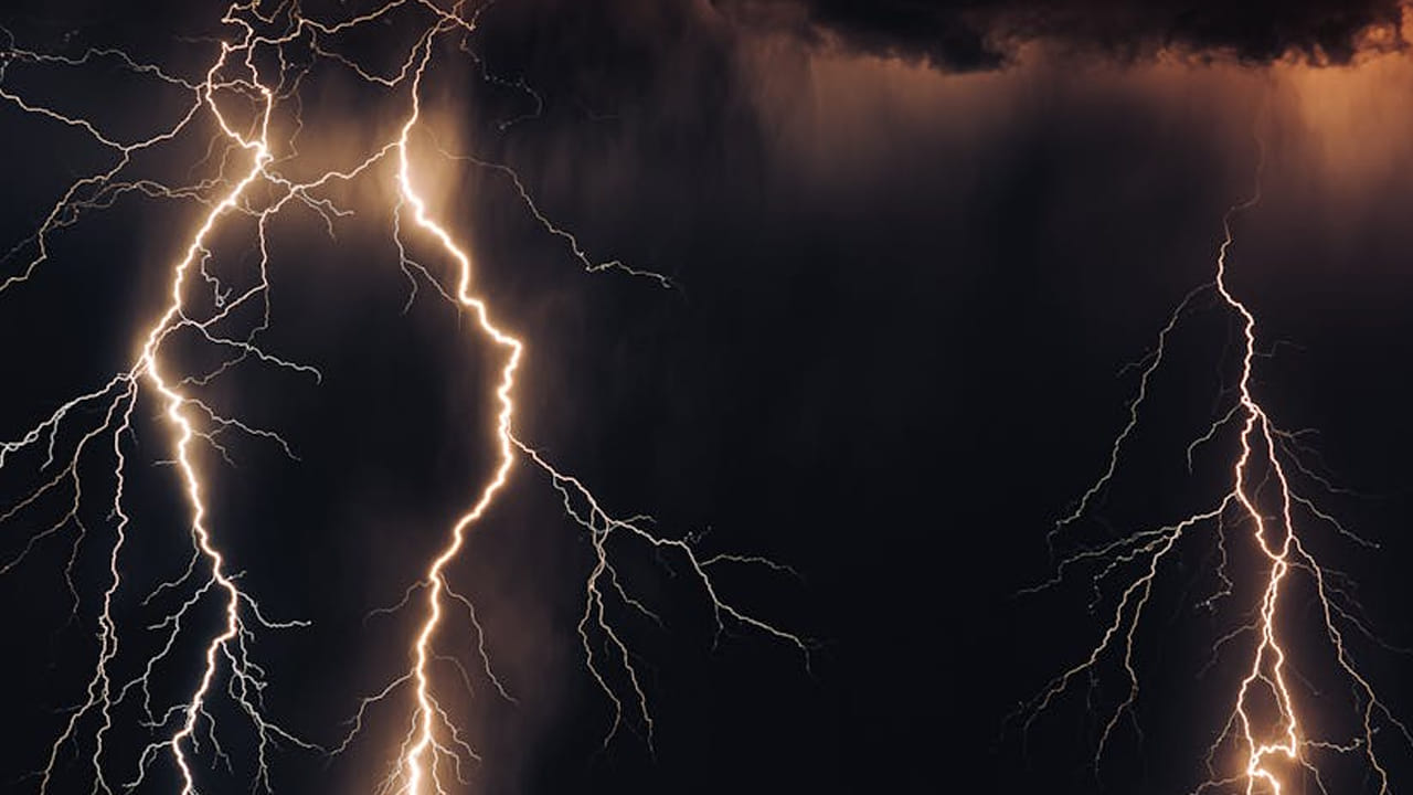 మనం తినకపోతే కొద్దీ రోజులు ఉండగలం, నీళ్ళు తాగకుండా కూడా బతకగలం. మరి, ఏడాది పాటు పవర్ లేకపోతే  ఉండగలమా ? ఇది వినడానికి షాకింగ్ లాగా ఉన్నా ఇలాంటి పరిస్థితి ఎదురైతే మనిషి ఎలా ఉంటారో ఇక్కడ చూద్దాం..
