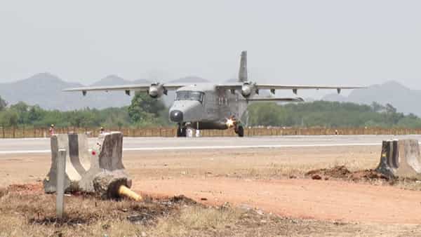 Andhra News: ఆ రన్వేను మరో ప్రాంతానికి మార్చాలని రైతుల డిమాండ్.. ఢిల్లీకి చేరిన పంచాయతీ