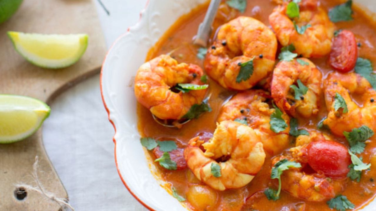 కొబ్బరి రొయ్యల కూర: ఇది ఒక తీరప్రాంతపు ప్రత్యేక వంటకం. దీనిని వివిధ రకాల మసాలాలు కలిపిన, కారంగా ఉండే కొబ్బరి పాల గ్రేవీలో రొయ్యలను వేసి వండడం ద్వారా తయారు చేస్తారు. ఇది కొబ్బరి పాలతో చేసిన మిశ్రమం ఈ వంటకానికి ప్రత్యేకమైన సువాసనను ఇస్తుంది. దీనిని కొబ్బరి నూనెలో వండటం వల్ల ఈ వంటకానికి ఉష్ణమండల రుచులు వస్తాయి.