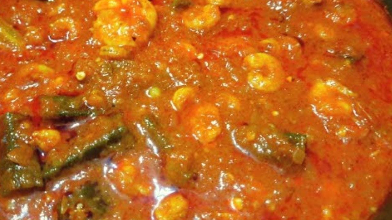 కావాల్సిన పదార్ధాలు : 300 గ్రాముల రొయ్యలు, రెండు కప్పులు బెండకాయలు, ఒక కప్పు ఉల్లిపాయ ముక్కలు , ఒక కప్పు టమాటా ముక్కలు , నాలుగు పచ్చిమిర్చి, ఒక టేబుల్ స్పూన్ అల్లం వెల్లుల్లి పేస్ట్, పసుపు, ఒక టేబుల్ స్పూన్ కారం, మసాలా పొడి, ఉప్పు, రెండు టేబుల్ స్పూన్స్ చింతపండు రసాన్ని తీసుకోవాలి.