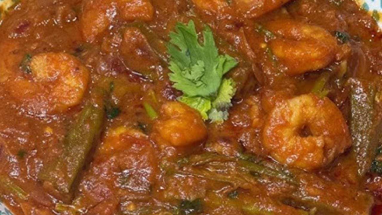 ఇప్పుడు ఒక పాన్ లో ఆయిల్ వేసి అది వేడయ్యాక కరివేపాకు ఆకులు , పచ్చిమిర్చి ముక్కలు , ఉల్లిపాయలు ముక్కలు వేసి బాగా వేయించాలి. గోల్డ్ కలర్లోకి మారిన తర్వాత అల్లం వెల్లుల్లి పేస్ట్ వేసి మిక్స్ అయ్యేలా కలపాలి.