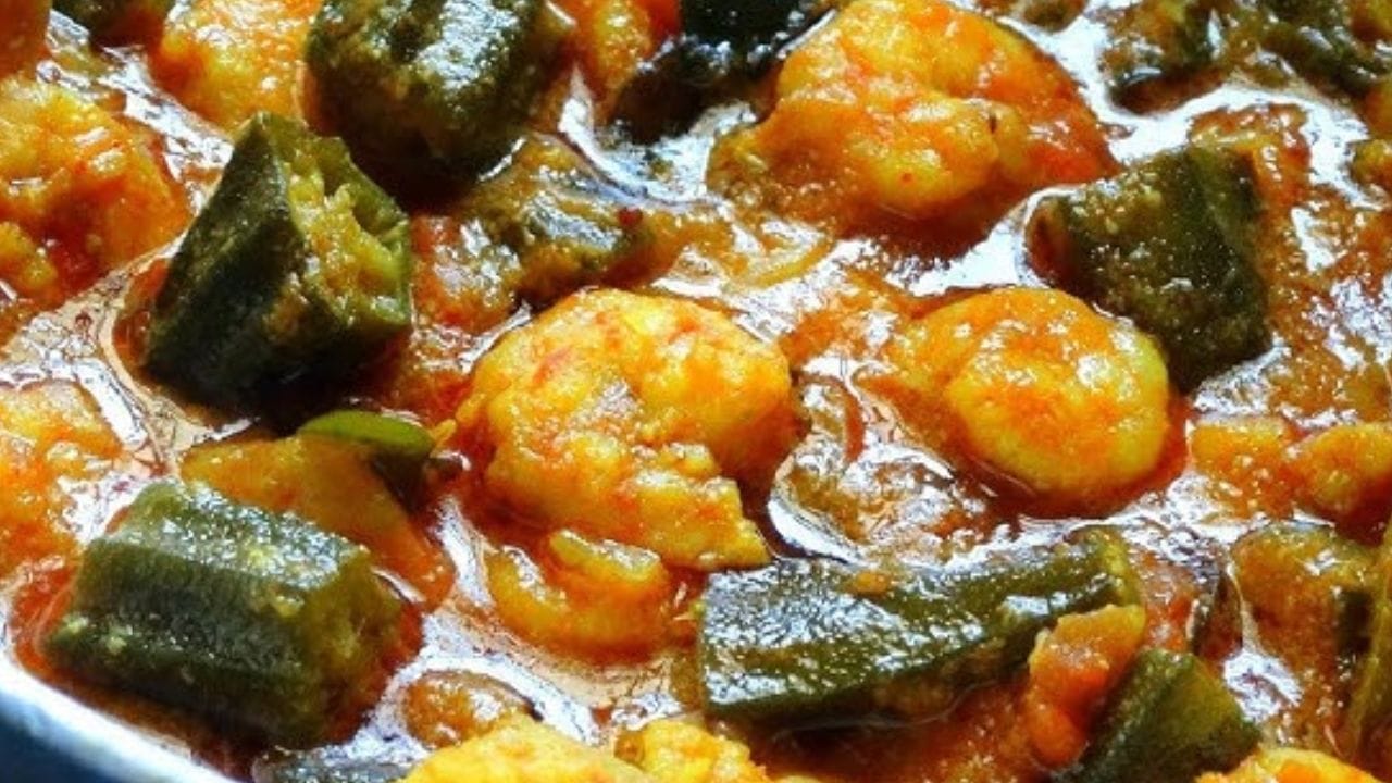 చివర్లో ముందుగా శుభ్రం చేసి పెట్టుకున్న రొయ్యల ముక్కలు వేసి 20 నిముషాల పాటు బాగా ఉడికించాలి. చివర్లో కొత్తిమీరను చల్లి స్టవ్ ఆఫ్ చేసి బాగా వేయించాలి.