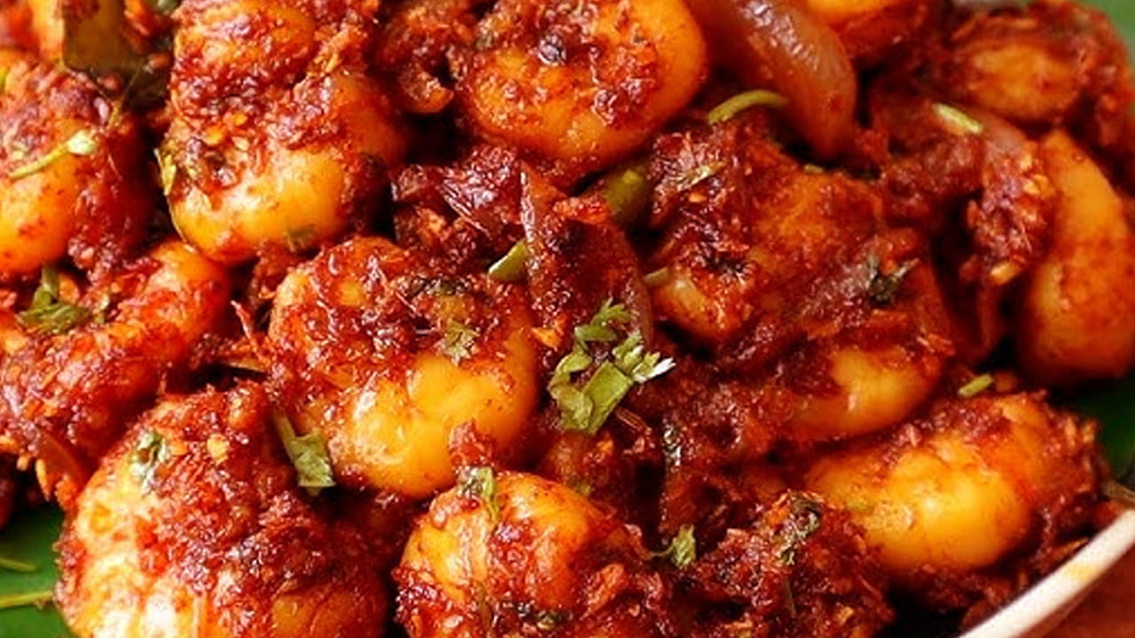 రొయ్యలను ఉడకబెట్టాలి. అంతే కాదు వీటిలో కొద్దిగాకూడా నీరు లేకుండా  చేసుకోవాలి. వీటికి రెండు టేబుల్ స్పూన్స్  కారం, ఒక టీ స్పూన్ గరం మసాలా, అర టీ స్పూన్ మసాలా పొడి, మూడు స్పూన్స్ నిమ్మరసం కలుపుకోవాలి. 
