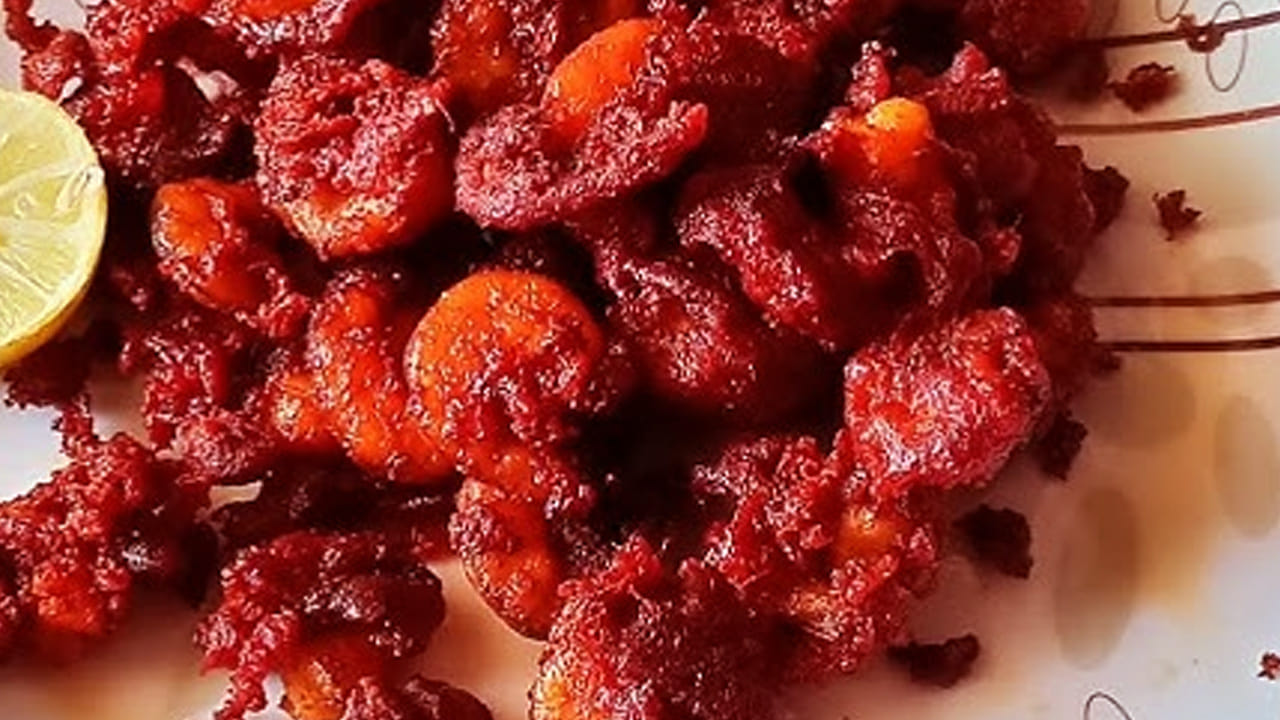 ఇప్పుడు ఈ మిశ్రమంలో ఒక కప్పు శనగపిండి, కరివేపాకు, కొత్తిమీర ఆకులు వేసి నీళ్ళు పోస్తూ వాటిని బాగా కలుపుకోవాలి. 
