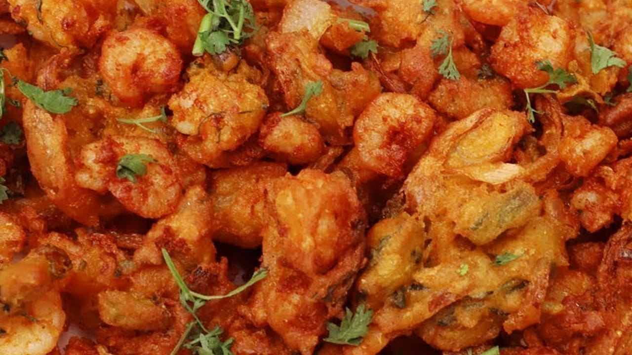 కలిపిని మిశ్రమాన్ని తీసుకుని పాన్ లో ఒక్కోటిగా వేస్తూ.. ఎర్రగా కాలిన తర్వాత రెండు వైపులా తిప్పుతూ వాటిని నూనెలో బాగా వేయించుకోవాలి.  అంతే, వేడి వేడి రొయ్య పకోడీలు రెడీ. 