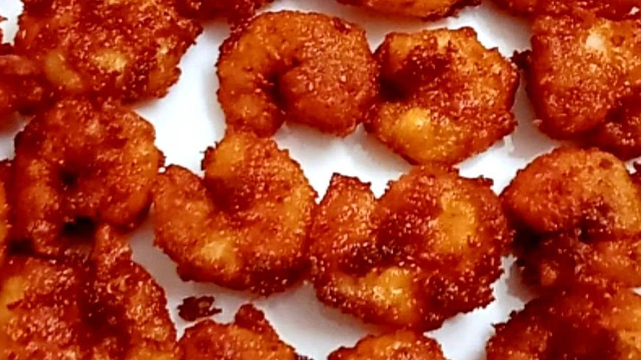 కావాల్సిన పదార్ధాలు : కడిగిన పెట్టుకున్న రొయ్యలు, ఒక టేబుల్ అల్లం-వెల్లుల్లి పేస్ట్,  రెండు టేబుల్ స్పూన్స్  కారం, ఒక టేబుల్ స్పూన్  మసాలా పొడి  రెండు కప్పులు శనగపిండి , ఒక గ్లాస్ నూనెను తీసుకోవాలి.