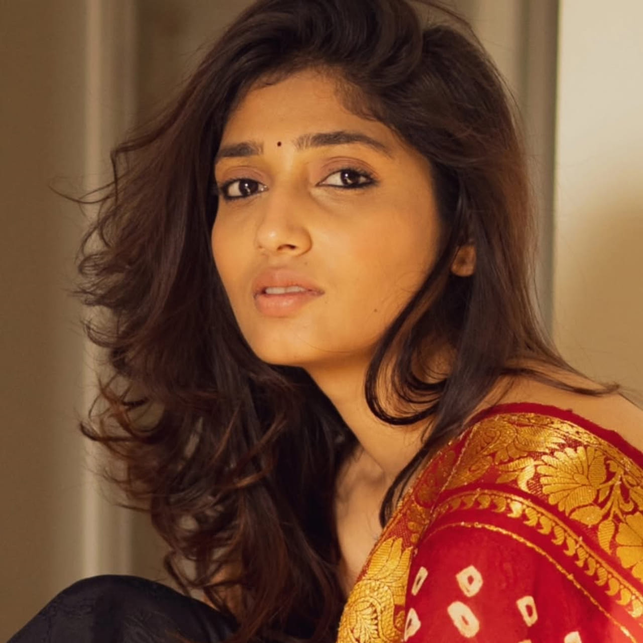 హీరోయిన్ ప్రియా వడ్లమాని.. ఒక్క సినిమాతోనే ఓవర్ నైట్ స్టార్ అయిపోయింది.  హుషారు చిత్రంలో ఆమె ప్రయాణం ఒక విచిత్రమైన ఆడిషన్‌తో మొదలైంది. పూజా కార్యక్రమంలో బెక్కం వెనుగోపాల్‌ను కలిసిన తర్వాత, డైరెక్టర్ హర్ష వారి పెద్దమ్మ ఇంటి పక్కన నివసించడం, ఒక పెళ్లి సందర్బంలో తనను చూడటం, ఆ తర్వాత రెండవ రోజు గచ్చిబౌలి వెళ్తుండగా తనను సినిమా ఆఫర్ కోసం సంప్రదించడం వంటి సంఘటనలను ప్రియా వివరించారు. 