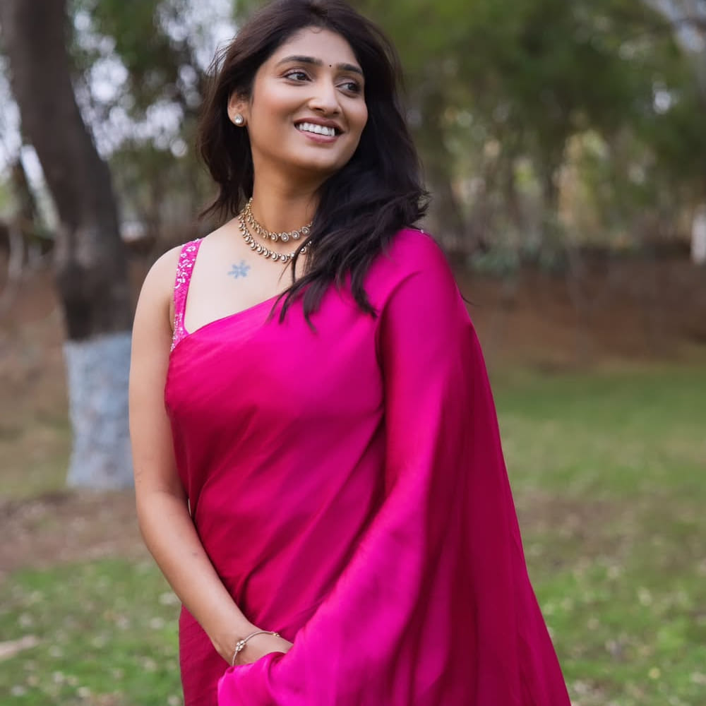 మొదట అదో ప్రాంక్ అనుకుని నిరాకరించినా, బెక్కం సర్ ఫోన్ చేసి ప్రొడ్యూస్ చేస్తున్నది తానేనని చెప్పడంతో ఆడిషన్‌కు వెళ్లినట్లు తెలిపారు. హర్ష కేవలం 30 సెకన్లలోనే రూమ్ నుండి వెళ్లిపోయినా, అది ఆమె నటన పట్ల అతని నమ్మకాన్ని తెలియజేసిందని ఆమె చెప్పారు. హుషారు చిత్రంలో దక్ష అనే నెగటివ్ క్యారెక్టర్ చేయడానికి ప్రియా మొదట సంశయించారు.