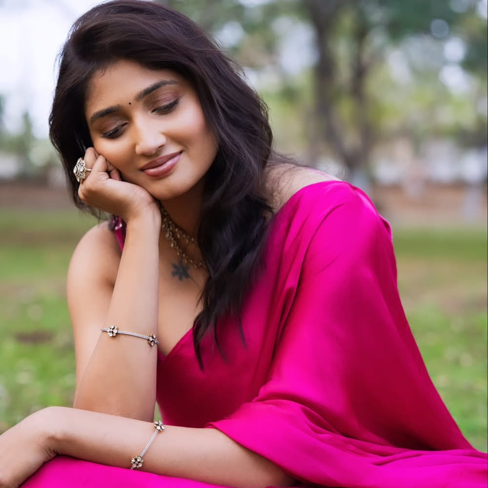 ప్రజలు తనను తిట్టుకుంటారని భయపడినప్పటికీ, తన తల్లిదండ్రులు ఇచ్చిన సలహాతో ఈ పాత్రను అంగీకరించారు. "సాధారణంగా పాజిటివ్ పాత్రలు అందరికీ వస్తాయి. కెరీర్ ప్రారంభంలో ఇలాంటి విభిన్న పాత్రలు చేయడం ప్లస్ పాయింట్ అవుతుంది" అని వారు ప్రోత్సహించారని తెలిపింది.  ఈ చిత్రంలోని ఉండిపోరాదే పాట అనూహ్యంగా పెద్ద విజయం సాధించింది. 