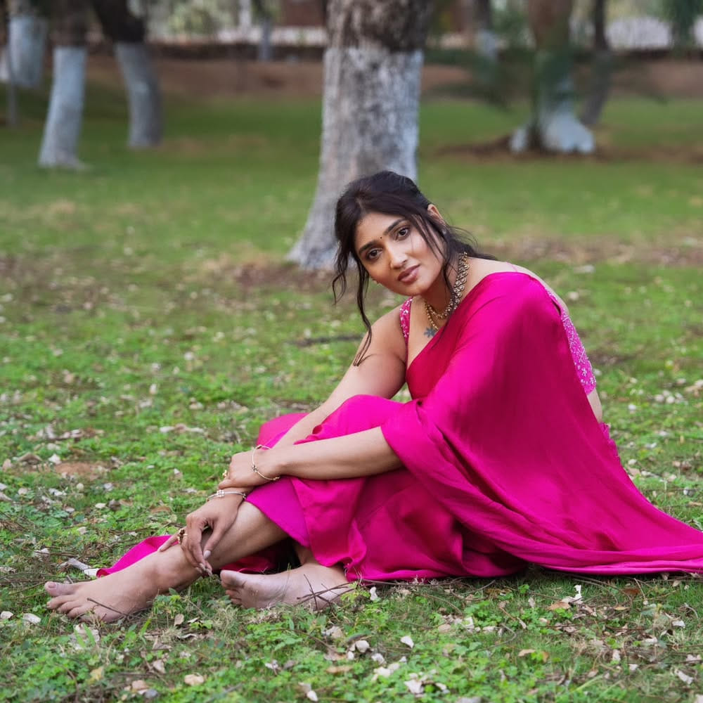 తను వ్యక్తిగతంగా రొమాంటిక్ పాటలను అంతగా ఇష్టపడనందున, ఈ పాట ఇంత పెద్ద హిట్టవుతుందని తాను అస్సలు ఊహించలేదని ప్రియా పేర్కొన్నారు. అల్లు అర్జున్ వంటి ప్రముఖులు ఈ పాట గురించి ప్రశంసలు కురిపించినప్పటికీ, తాను కేవలం "హుషారు గర్ల్" లేదా "ఉండిపోరాదే గర్ల్" గానే గుర్తుండిపోవాలనుకోవడం లేదని, నటిగా తనకంటూ ఒక గుర్తింపు తెచ్చుకోవడానికి ప్రయత్నిస్తున్నానని ఆమె తెలిపారు.