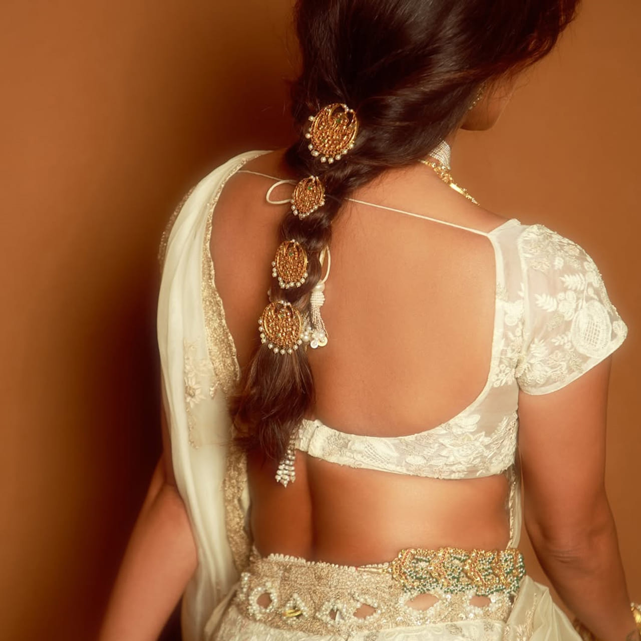 ప్రస్తుతం ఆమె గ్లోబల్ హీరోయిన్. భారతీయ దేశంలోనే కాకుండా ప్రపంచవ్యాప్తంగా విపరతీమైన ఫ్యాన్ ఫాలోయింగ్ కలిగి ఉన్న హీరోయిన్. ఒక్కో సినిమాకు దాదాపు రూ.30 కోట్లు వసూలు చేస్తూ స్టార్ హీరోలకు సైతం గట్టి పోటీ ఇస్తుంది. తాజాగా ఈ అమ్మడు చేసిన కామెంట్స్ ఇప్పుడు సోషల్ మీడియాలో వైరవుతున్నాయి. ఇప్పుడున్న అబ్బాయిలకు తనదైన స్టైల్లో సలహాలు ఇచ్చింది. 