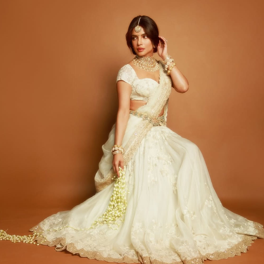 ఇదిలా ఉంటే.. గతంలో ఓ ఇంటర్వ్యూ ప్రియాంక చోప్రా చేసిన కామెంట్స్ ఇప్పుడు సోషల్ మీడియాలో వైరలవుతున్నాయి. అందులో ప్రియాంక మాట్లాడుతూ.. ప్రస్తుతం అబ్బాయిలు వర్జిన్ అమ్మాయి కోసం చూడకండి. మంచి నడవడిక ఉన్న స్త్రీని భార్యగా పొందండి. ఎందుకంటే కన్యత్వం ఒక్క రాత్రిలోనే అంతమవుతుంది. కానీ నడవడిక శాశ్వతంగా నిలుస్తుంది అంటూ ప్రియాంక కామెంట్స్ చేసినట్లు తెలుస్తోంది. 