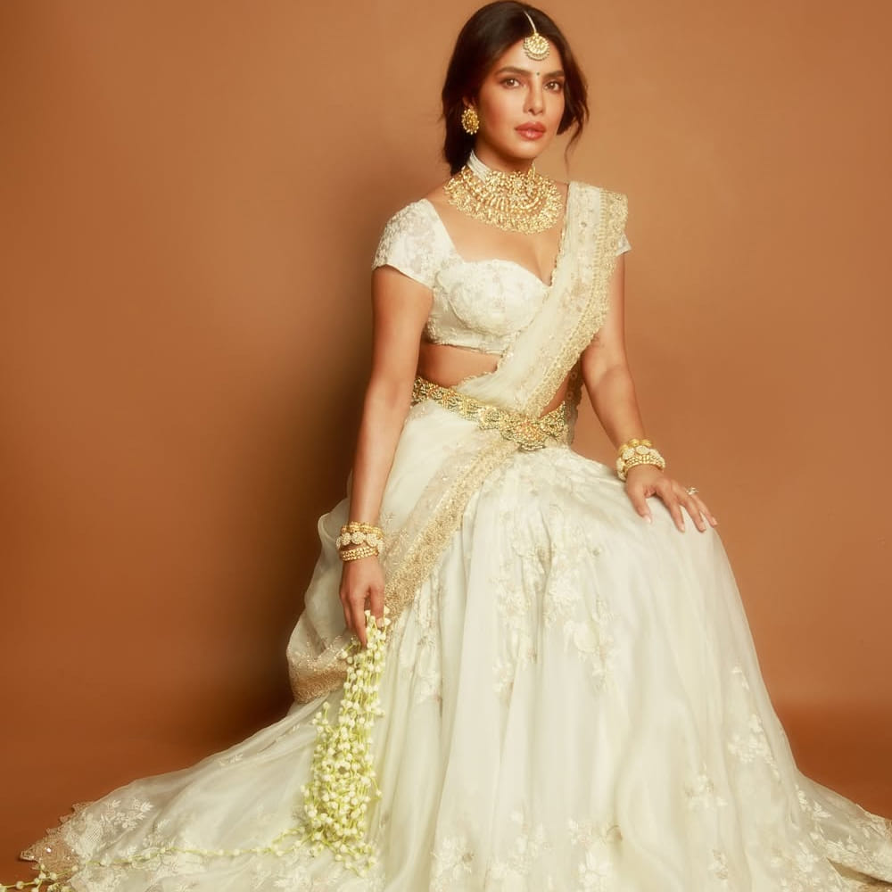 అయితే ఈ కామెంట్స్ ప్రియాంక వేరే సందర్భంలో వాడినట్లు తెలుస్తోంది. ఈ రూమర్స్ పై ఆమె స్పందిస్తూ.. ఆన్‌లైన్‌లో చూసే ప్రతిదాన్నీ నమ్మవద్దని ప్రజలను కోరారు. ఈ రూమర్స్ గురించి స్పందిస్తూ.. ఆ కామెంట్స్ లో అవాస్తవమని.. తాను ఎప్పుడూ అలా చెప్పలేదని అన్నారు. ఆన్‌లైన్‌లో కనిపిస్తున్న ప్రతిదీ నిజం కాదని.. కేవలం నకిలీ కంటెంట్ సృష్టించడం ఇప్పుడు సోషల్ మీడియాలో సులభమైన పని అని అన్నారు. 