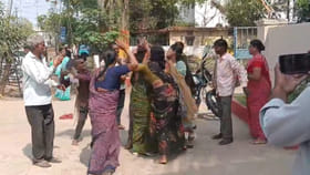 ఆస్తుల పంపకాల్లో తేడా.. పోలీసుల ముందే తమ్ముడు-అక్కల రచ్చరంబోలా!