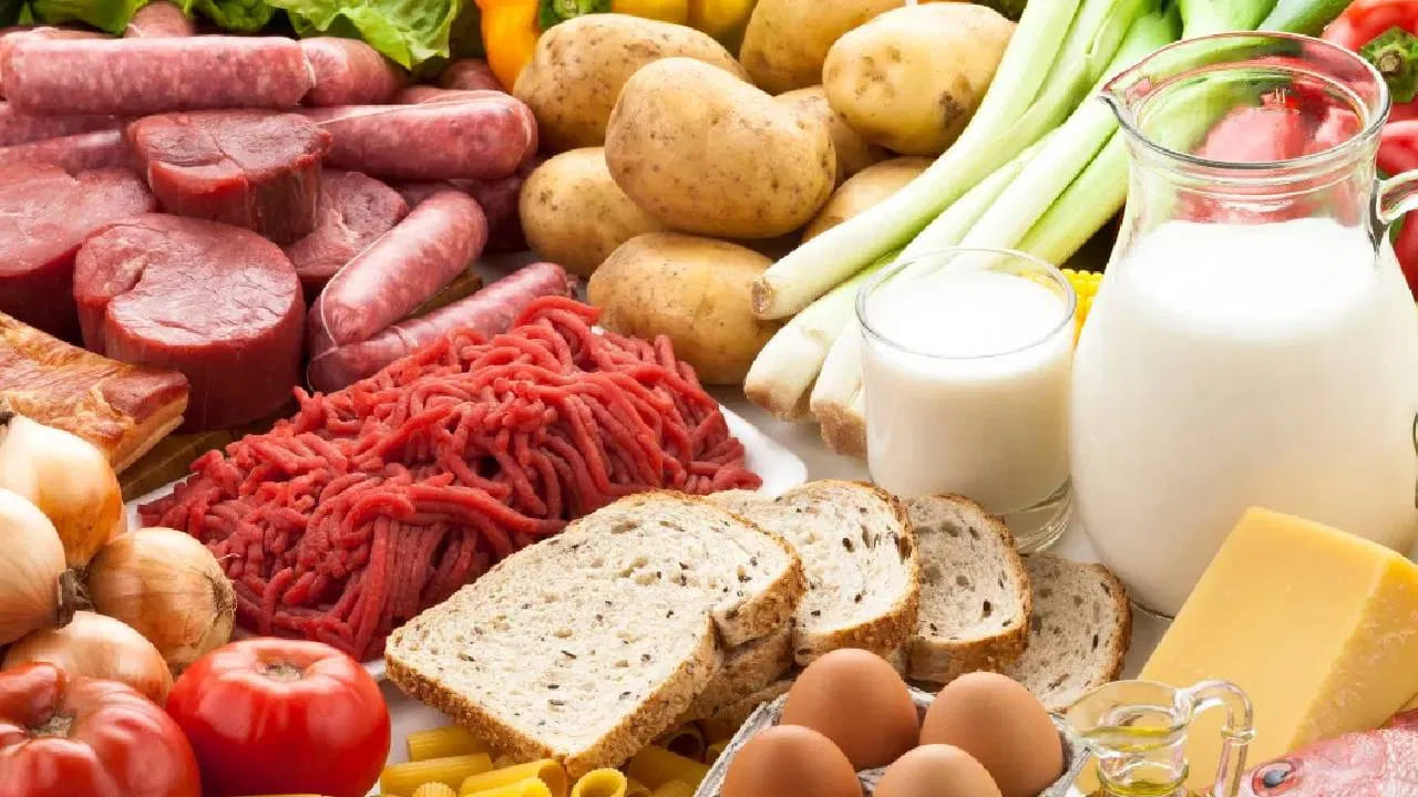 ప్రతి ఒక్కరూ తమ రోజువారీ ఆహారంలో తక్కువ కార్బోహైడ్రేట్లు తీసుకోవడం ద్వారా ఎక్కువ ప్రోటీన్లను పొందవచ్చు. ఇది ఆరోగ్య సమస్యలను తొలగించడంలో సహాయపడుతుంది. మాంసాహారం తినే వారిలో ప్రోటీన్ లభిస్తుంది. బరువు తగ్గడానికి ప్రయత్నిస్తున్న వారు తమ ఆహారంలో ఎక్కువ ప్రోటీన్ తీసుకోవాలి. 