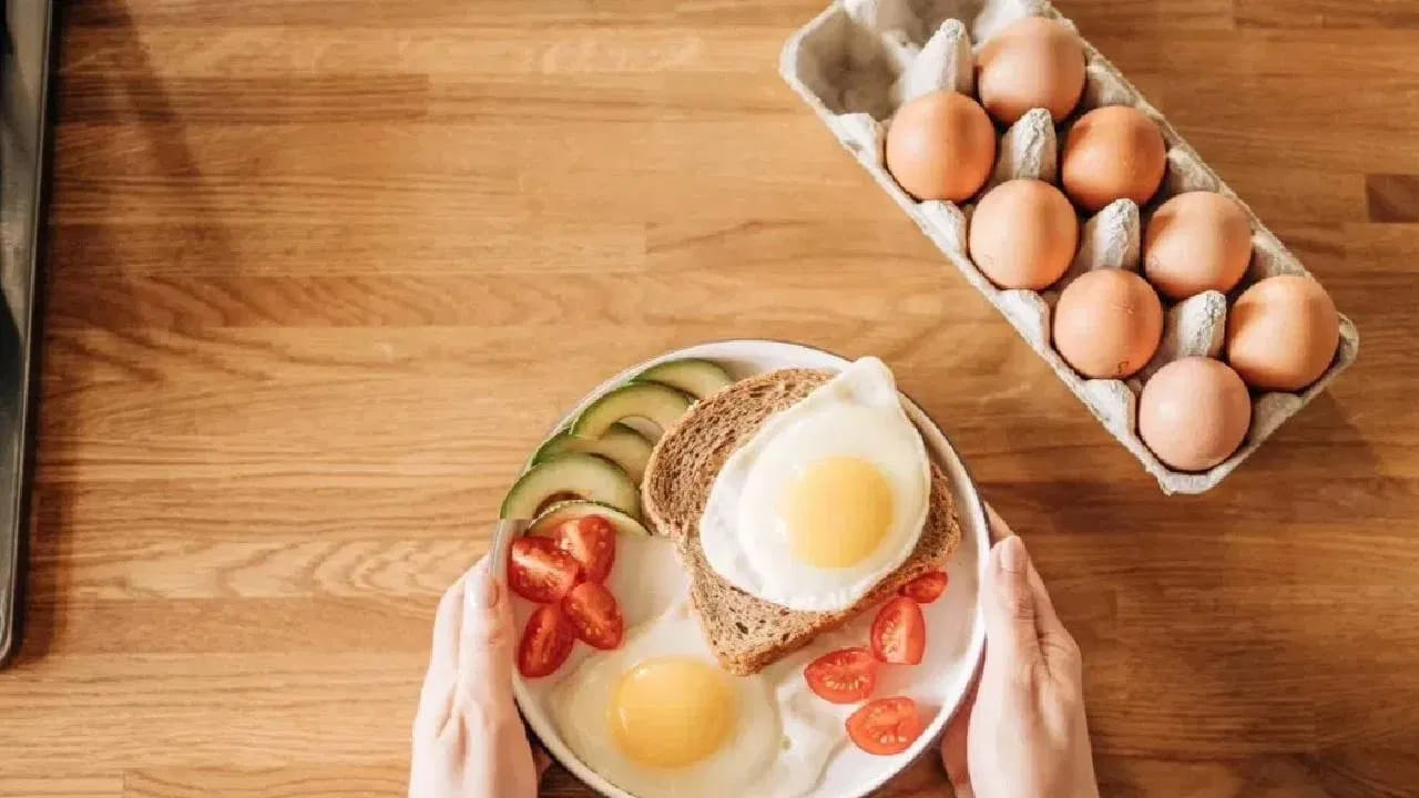 పప్పుధాన్యాలు కూడా ప్రోటీన్ కు మంచి మూలం. అందువల్ల ప్రతిరోజూ మీ రోజు వారీ ఆహారంలో పప్పుధాన్యాలను చేర్చుకోవడం అలవాటు చేసుకోవాలి. అంతేకాకుండా న్ని ఆకు కూరల్లోనూ ప్రోటీన్ అధికంగా ఉంటుంది.