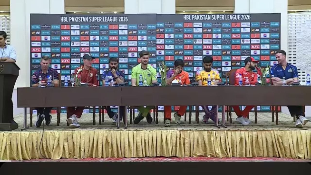 కరాచీ కింగ్స్ సారధ్యం వహిస్తున్న డేవిడ్ వార్నర్ తన జట్టు వ్యూహాలను సీరియస్‌గా వివరిస్తుండగా, పక్కనే కూర్చున్న ఇతర జట్ల కెప్టెన్లు షాహీన్ అఫ్రీది, మహమ్మద్ రిజ్వాన్, సౌద్ షకీల్ ఒకరిపై ఒకరు జోకులు వేసుకుంటూ, నవ్వుకుంటూ వార్నర్ మాటలను పట్టించుకోలేదు.