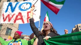 ప్రభుత్వాధినేతలపై పబ్లిక్‌ రివర్స్‌.. యుద్ధం వద్దని నిరసనలు!