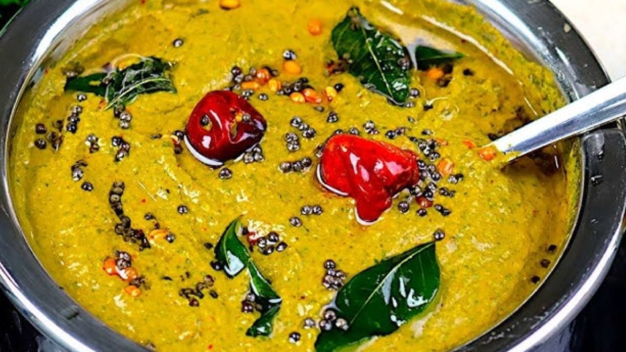 రోటిలో మంచిగా రుబ్బుకున్న తర్వాత ఈ పచ్చడి మిశ్రమాన్ని పోపు పెట్టుకోవాలి. ముందుగా ఆయిల్ వేసుకుని దానిలో ఒక టేబుల్ స్పూన్ నూనె, కొద్దిగా ఆవాలు, అర టేబుల్ స్పూన్ మినపప్పు, నాలుగు కరివేపాకులు వేసి తాలింపు పెట్టుకుని దానిని చట్నీలో కలుపుకుంటే అదిరిపోయే పుదీనా చట్నీ రెడీ.