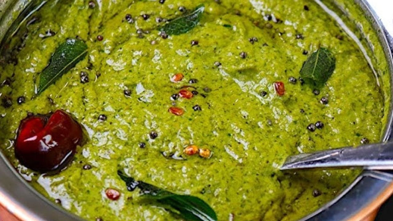 పుదీనా చట్నీ ఒకసారి చేస్తే ఆపకుండా తింటూనే ఉంటారు. ఇది వేడి వేడి అన్నం, దోశ, ఇడ్లీలోకి అదిరిపోతోంది. దీనిని ఆంధ్రాలో వారంలో రెండు సార్లు తింటారు. మరి, ఇంకెందుకు లేట్ దీనిని ఎలా తయారు చేయాలో ఇక్కడ చూద్దాం.. 
