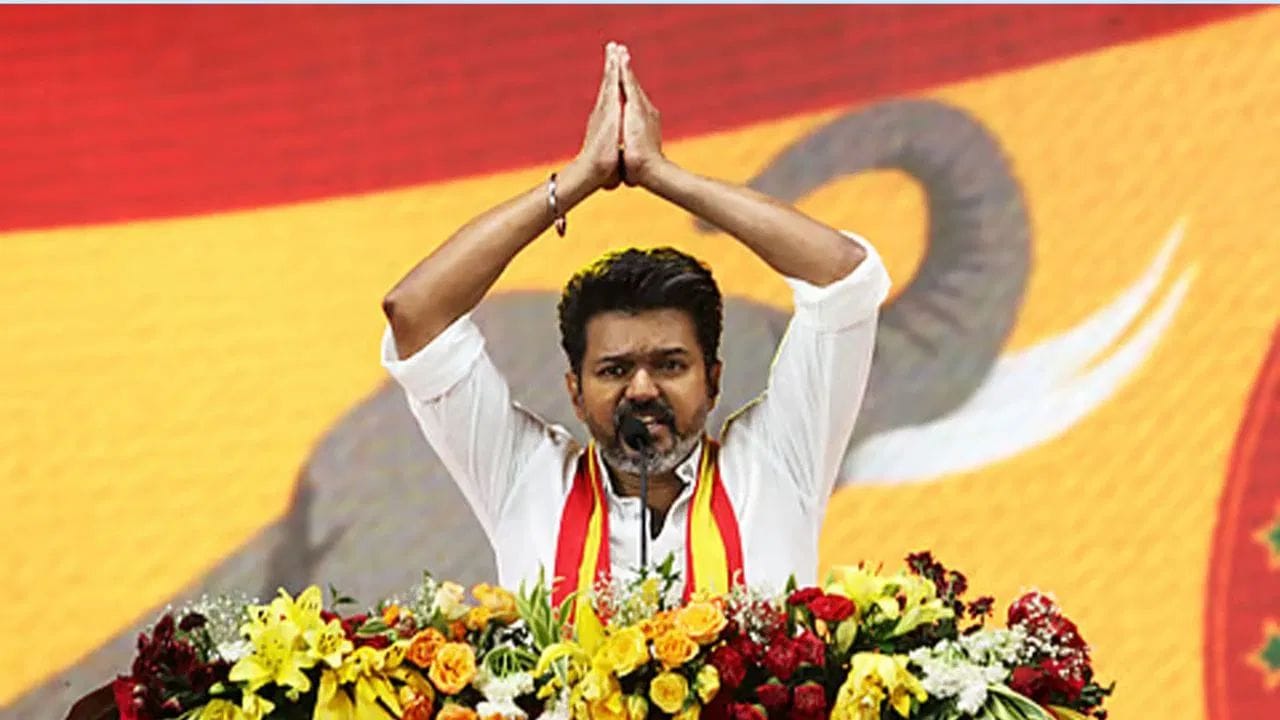 అదిరిపోయే వ్యూహంతో ఎన్నికల బరిలోకి విజయ్