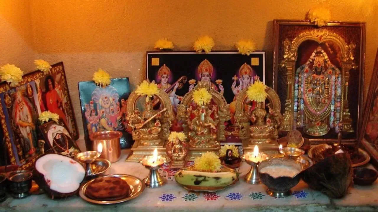 Home Temple Idols: హిందూ సంప్రదాయంలో రోజువారీ పూజకు ఎంతో ప్రాముఖ్యత ఉంది. భక్తులు దేవాలయాలకు వెళ్లి దర్శనం చేసుకోవడమే కాకుండా.. తమ ఇంట్లోని పూజా గదిలో కూడా భక్తిశ్రద్ధలతో ఆరాధన చేస్తారు. ఇంటి గుడిని సానుకూల శక్తి, మానసిక ప్రశాంతతకు కేంద్రంగా భావిస్తారు. అందువల్ల, ఆ ప్రదేశాన్ని ఎల్లప్పుడూ శుభ్రంగా, క్రమబద్ధంగా ఉంచడం అవసరం. విరిగిన లేదా పనికిరాని వస్తువులను పూజా స్థలంలో ఉంచకూడదు.
