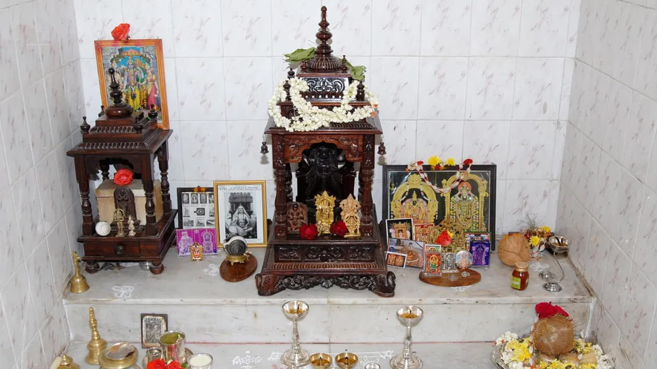 పూజా గదికి సంబంధించిన కొన్ని ముఖ్యమైన నియమాలు ఉన్నాయి. వాటిలో ఒకటి.. ఇంటి గుడిలో ఎన్ని విగ్రహాలు ఉంచాలి అన్నది. వాస్తు శాస్త్రం, సంప్రదాయాల ప్రకారం..  గుడిలో విగ్రహాలను అధికంగా ఉంచడం మంచిది కాదు. పరిమిత సంఖ్యలో విగ్రహాలు ఉంటే.. మనస్సు ఏకాగ్రతగా ఉండి, పూజను శ్రద్ధగా చేయగలుగుతారు. సాధారణంగా 2 నుంచి 5 విగ్రహాలు ఉంచడం అనుకూలంగా భావిస్తారు. ఇది శుభ్రతను కాపాడటానికి కూడా సులభంగా ఉంటుంది. 