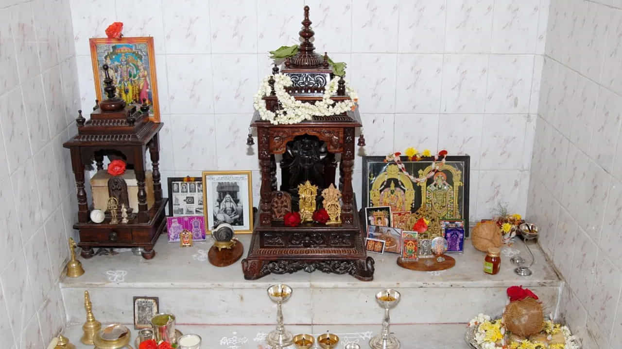 పూజా గదికి సంబంధించిన కొన్ని ముఖ్యమైన నియమాలు ఉన్నాయి. వాటిలో ఒకటి.. ఇంటి గుడిలో ఎన్ని విగ్రహాలు ఉంచాలి అన్నది. వాస్తు శాస్త్రం, సంప్రదాయాల ప్రకారం.. గుడిలో విగ్రహాలను అధికంగా ఉంచడం మంచిది కాదు. పరిమిత సంఖ్యలో విగ్రహాలు ఉంటే.. మనస్సు ఏకాగ్రతగా ఉండి, పూజను శ్రద్ధగా చేయగలుగుతారు. సాధారణంగా 2 నుంచి 5 విగ్రహాలు ఉంచడం అనుకూలంగా భావిస్తారు. ఇది శుభ్రతను కాపాడటానికి కూడా సులభంగా ఉంటుంది.