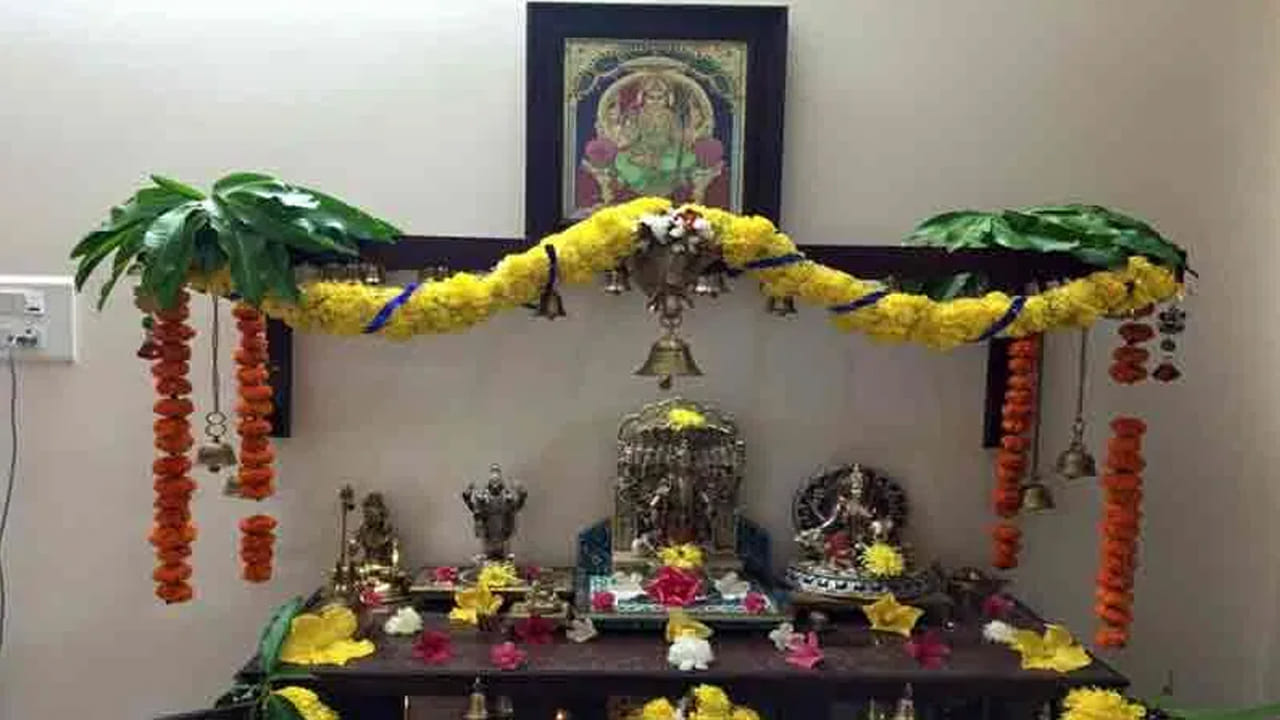 విగ్రహాల ఎంపికలో కూడా జాగ్రత్త అవసరం. ఇంటి గుడిలో శాంత స్వభావం కలిగిన దేవతల విగ్రహాలను ఉంచడం శ్రేయస్కరం. ఉగ్రరూపాలను చూపించే విగ్రహాలను సాధారణంగా నివారించడం మంచిది. ముఖ్యంగా కాళీదేవి, కాలభైరవుడు, శని, రాహు-కేతువుల ఉగ్ర రూపాలు లేదా నటరాజ స్వామి యొక్క తాండవ రూపాన్ని ఇంటి గుడి(పూజా మందిరం)లో ఉంచకూడదని విశ్వాసం ఉంది. ఇవి తీవ్రమైన శక్తికి ప్రతీకలు కాబట్టి గృహ వాతావరణానికి  అనుకూలంగా ఉండవని భావిస్తారు.
