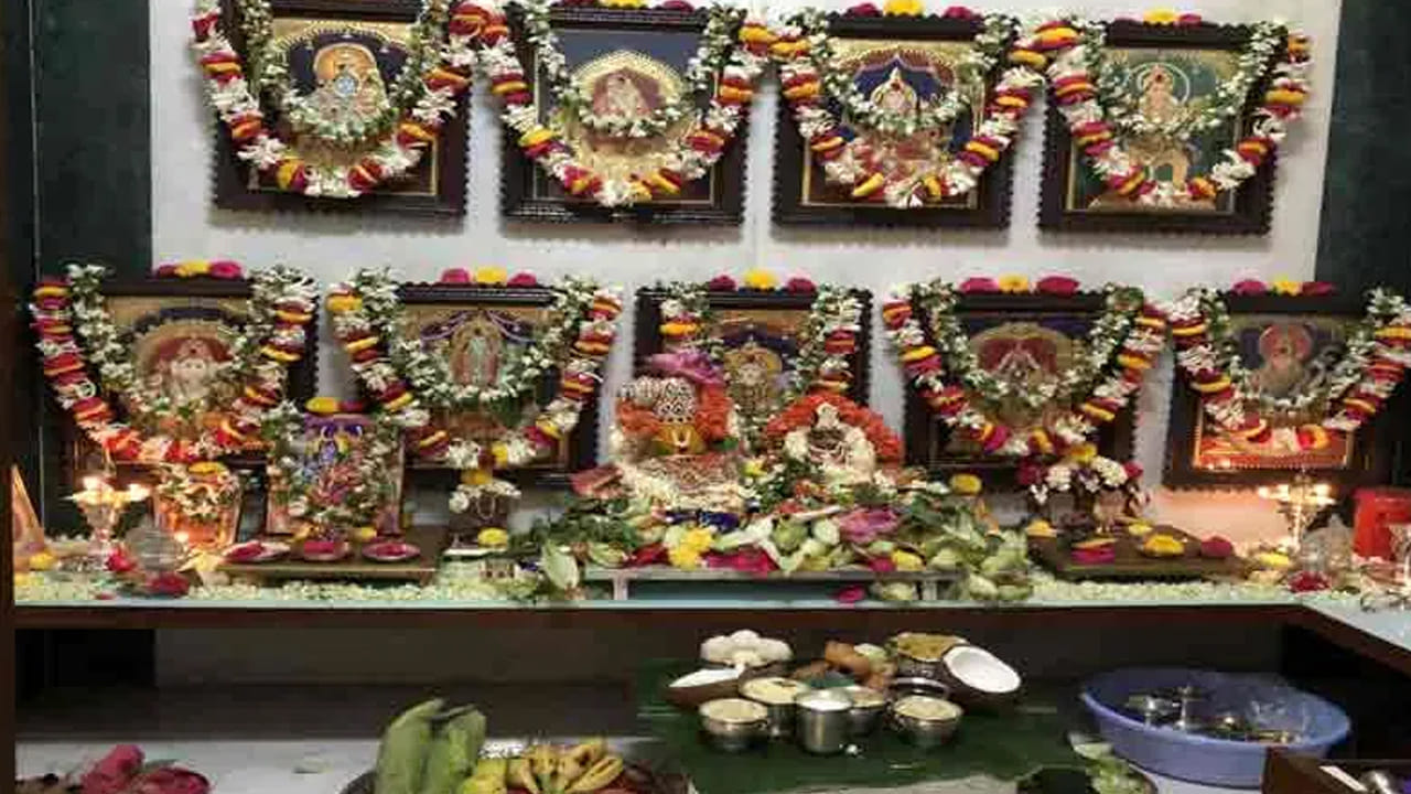 వీటికి బదులుగా, దేవతల సౌమ్య, శాంతియుత రూపాలను ప్రతిబింబించే విగ్రహాలను మాత్రమే ఉంచాలి. ఇవి ఇంట్లో ప్రశాంతత, సానుకూల వాతావరణాన్ని పెంచుతాయి.
