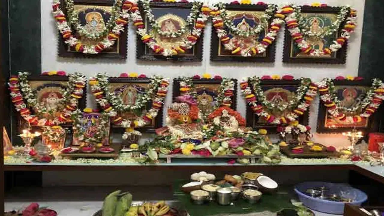 వీటికి బదులుగా, దేవతల సౌమ్య, శాంతియుత రూపాలను ప్రతిబింబించే విగ్రహాలను మాత్రమే ఉంచాలి. ఇవి ఇంట్లో ప్రశాంతత, సానుకూల వాతావరణాన్ని పెంచుతాయి.