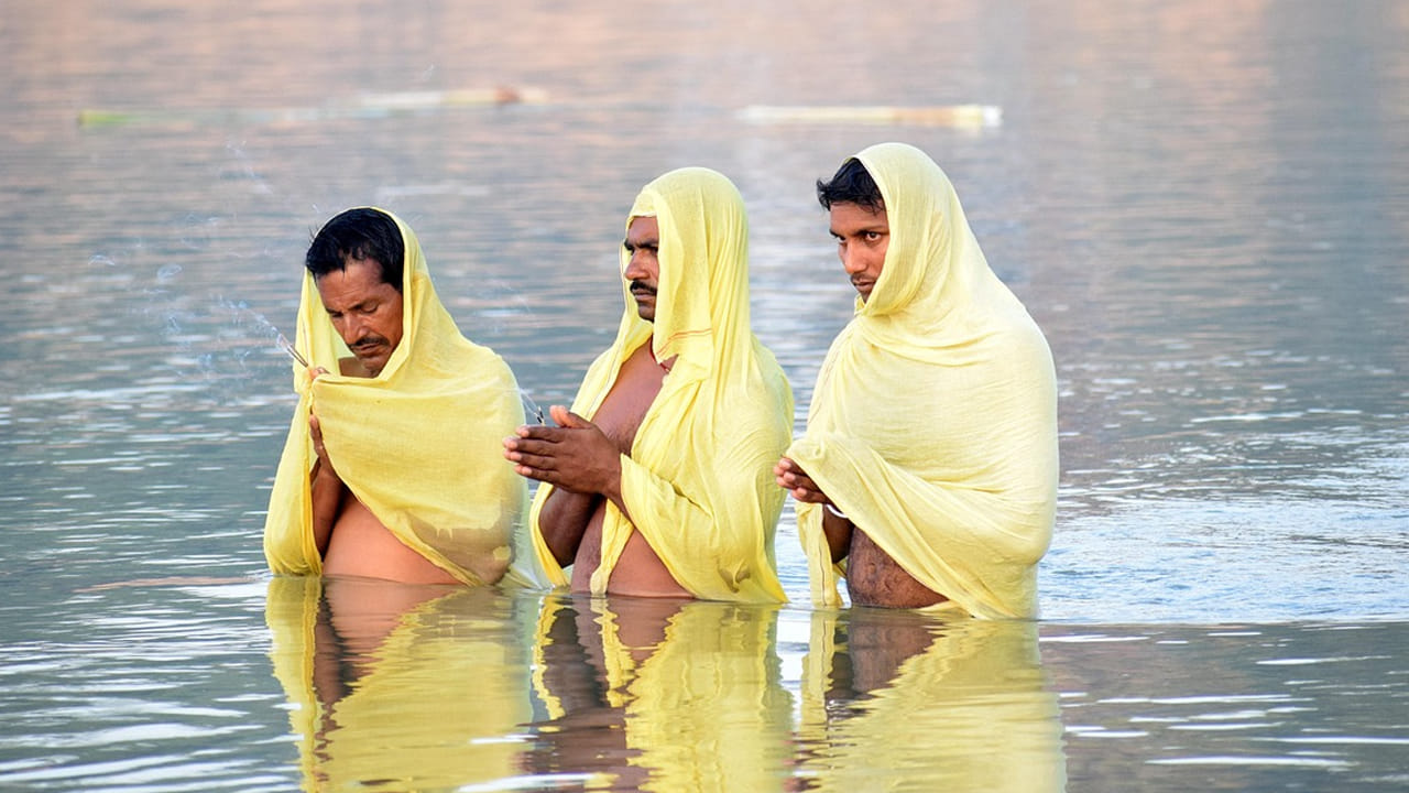 ఉగాది పండుగ ముందు రోజు వృషభ రాశి వారు ఈ పరిహారాలు చేస్తే కొంత వరకు మంచిగా ఉంటుందని అంటున్నారు. ఆ రోజున వీళ్ళు    నువ్వుల నూనెతో ఉదయాన్నే స్నానం చేయాలి. అలాగే, ఉగాది రోజున మీ ఇంటి ముందుకు లక్ష్మి దేవి రావాలంటే అందమైన ముగ్గులు వేయండి.