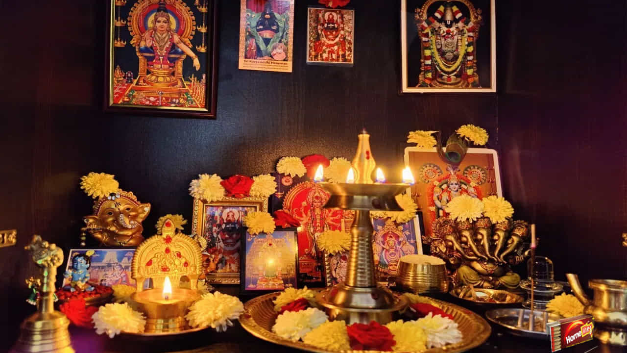 హిందూ సంప్రదాయంలో ఇంట్లోని పూజా గది అత్యంత పవిత్రమైన ప్రదేశంగా భావించబడుతుంది. ఇది భక్తి, పూజా క్రియలు, ఆధ్యాత్మిక శక్తితో ముడిపడి ఉంటుంది. అందుకే ఈ ప్రదేశం పవిత్రతను కాపాడటానికి చాలామంది వాస్తు శాస్త్ర నియమాలను పాటిస్తారు. ఇటీవల సోషల్ మీడియాలో వైరల్ అయిన ఒక సమాచారం ప్రకారం.. చాలామంది తెలిసీ తెలియక ఒక సాధారణ తప్పు చేస్తున్నారు. అదే పూజా గదిలో అగ్గిపెట్టెలను ఉంచడం.